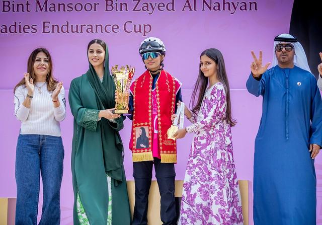 نورا القبيسي بطلة كأس سباق فاطمة بنت منصور للقدرة 2025